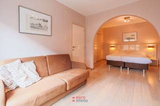Uitermate goed gelegen B&B in het het hartje van Oostduinkerke -Bad te huur. Met de Zeedijk om de hoek, de gezellige eetadresjes en het strand en duinen in de directe omgeving is dit een droom om uit te baten.<br />Deze goed draaiende B&B is te huur en vrij van overname. Een traplift is reeds geïnstalleerd en er is eveneens een aparte ontbijtruimte en ingerichte keuken aanwezig. Met het openbaar vervoer vlakbij alsook de diverse fietsroutes is dit een echte topper! EPC = E
