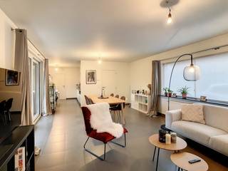 In de Heilig-Hartstraat, nabij het zwembad, vinden we deze gezellige en lichtrijke woning terug. Gelegen in het een rustige eenrichtingsstraat in...