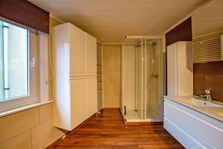 Ruim duplexappartement (97m², bestaande uit gelijkvloersverdiep en 1ste verdiep) met 2 slaapkamers, gelegen in centrum van De Panne. Dit...