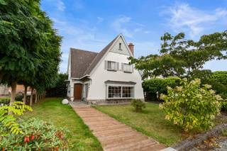 <p>In een rustige, doodlopende straat op wandelafstand van het centrum van Ronse, ontdek je deze charmante woning vol karakter en authenticiteit. Vanaf het eerste moment word je verwelkomd door een mooie voortuin en de elegante gevel die meteen de toon zet. Voor de woning is er voldoende parkeergelegenheid en via de oprit bereik je de aparte garage.</p>
<p>Binnenin wacht je een inkomhal met authentieke vloeren en een prachtige houten trap die meteen indruk maakt. De lichtrijke leefruimte ademt gezelligheid uit en sluit naadloos aan bij de eetkamer. De ruime keuken vormt het hart van de woning en sluit mooi aan bij de tuin, waardoor koken en samenkomen hier extra gezellig worden. Verder zijn er op het gelijkvloers een grote berging/wasplaats, een apart toilet en een badkamer met ligbad en lavabo. De kelder zorgt voor extra opslagruimte.</p>
<p>Op de verdieping vind je drie ruime slaapkamers en een extra kamer die perfect kan dienen als dressing, bureau of hobbyruimte. Achteraan geniet je van een zonnige tuin met veel privacy, ideaal voor gezellige avonden of speelruimte voor kinderen.</p>
<p>Deze woning combineert ruimte, lichtinval en authenticiteit met een topligging. Een pareltje met ongelooflijk veel charme waar je meteen het warme thuisgevoel ervaart!</p>
<p>📞 Plan vandaag nog je bezoek in en ontdek zelf de troeven van dit huis. Contacteer Chiara voor meer info of een afspraak.</p>