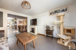 <h2><span>Ruime gezinswoning met 3 à 4 slaapkamers en tuin met achteringang in hartje Broechem</span></h2><p><span>In het centrum van Broechem bevindt zich deze gezinswoning, waar comfort, een praktische indeling en een uitstekende ligging perfect samenkomen. Dankzij de centrale locatie bevinden winkels, scholen, openbaar vervoer en horecazaken zich op wandelafstand. Bovendien geniet u van een vlotte verbinding naar de E313 en omliggende gemeenten, waardoor deze woning ideaal is voor zowel gezinnen als pendelaars.</span></p><p><span>Via de aparte inkomhal met gastentoilet betreedt u de woning. De ruime en lichtrijke leefruimte vormt het hart van de woning en sluit naadloos aan op de open keuken. Deze open indeling zorgt voor een aangenaam ruimtegevoel en maakt het geheel bijzonder geschikt voor gezellige momenten met familie en vrienden.</span></p><p><span>Aansluitend bevindt zich een praktische berging/wasplaats met voldoende ruimte voor wasmachine, droogkast en extra stockage. Verder beschikt de woning op het gelijkvloers nog over een extra kamer die volledig naar eigen wens kan worden ingericht als logeerkamer, bureau, dressing, speelkamer of gezellige mancave.</span></p><p><span>De badkamer is uitgerust met zowel een ligbad als een inloopdouche, een wastafel en een tweede toilet, waardoor ze alle comfort biedt voor het hele gezin.</span></p><p><span>Op de eerste verdieping bevinden zich drie slaapkamers. Daarnaast beschikt de woning over een afgewerkte zolderverdieping die perfect dienst kan doen als bureau, hobbyruimte of extra slaapkamer.</span></p><p><span>Vanuit de leefruimte bereikt u de aangename en lichtrijke tuin. Dankzij de achteringang die uitgeeft op een servitudeweg geniet u van een bijzonder praktische toegang, ideaal voor fietsen, vuilniscontainers of tuinmateriaal.</span></p><p><span>Verder beschikt de woning over een praktische kelder, ideaal als voorraad- of bergruimte.</span></p><p><span>Ook technisch biedt deze woning heel wat troeven. De centrale verwarming gebeurt via radiatoren op gas, aangestuurd door een recente condensatieketel uit 2023. Daarnaast behaalt de woning een EPC-score D, waardoor er geen renovatieverplichting van toepassing is.</span></p><p><span>Een ruime en instapklare gezinswoning op een centrale locatie, waar ruimte, comfort en een praktische indeling hand in hand gaan. Een ideale opportuniteit voor wie op zoek is naar een woning met veel mogelijkheden in het hart van Broechem.</span></p><p><span> </span></p><p><span>Plan je graag een bezoek? 0492/39.16.32 (Jelle) |  info@immomk.be - ook voor een correcte waardebepaling kan u bij ons terecht.</span><span> </span></p><p><span> </span></p>