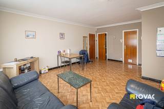 Verzorgd appartement (ong. 67 m² volgens EPC) in een kleinschalig appartementsgebouw bestaande uit lichtrijke living, aparte keuken met berging, 2 slaapkamers, badkamer met toilet, ligbad/douche en lavabo, terras. Het appartement is verhuurd. Ideaal als startersappartement of om aan te kopen als investering. Gunstig rendement! Mogelijkheid om 2 appartementen boven elkaar aan te kopen in hetzelfde gebouw. Verwarming : CV op aardgas. Ref. : 9158.