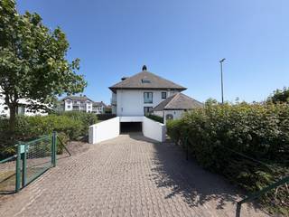 Deze garagebox in <strong>residentie Fréjus</strong>, gelegen in het gegeerde domein <strong>Golf Azûr</strong> in Middelkerke, bevindt zich op wandelafstand van het strand en de zeedijk.<br />Een uitstekende opportuniteit op een <strong>TOPlocatie</strong>, ideaal voor wie extra parkeerruimte zoekt of wil investeren aan de kust.<br /><br /><strong>Kenmerken:</strong>
<ul>
	<li>Gelegen op verdieping -1</li>
	<li>Oppervlakte: 15m²</li>
	<li>Afmetingen:  2,75 m breed x  5,40 m diep</li>
	<li>Hoogte garagepoort:  1,85 m</li>
	<li>Hoogte inrit (garagepoort): 2m</li>
</ul>
Deze garagebox is perfect voor <strong>eigen gebruik of als rendabele investering.</strong><br />Interesse? Neem vandaag nog contact op en plan uw bezoek!