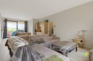 <p><span>In de nabijheid van de op- en afrit van de E 19, prijkt dit schitterende gelijkvloerse appartement met één slaapkamer en twee terrassen.</span></p><p><span>Het betreden van dit pand gebeurt via de inkomhal, die toegang verleent tot de andere ruimtes die deze woning rijk is. Het slaapgedeelte omvat een ruime slaapkamer van maar liefst 15m². De badkamer is uitgerust met een inloopdouche en een dubbele lavabo met een meubel dat voorziet in opbergruimte. Een afzonderlijk toilet voegt extra gemak toe aan het geheel.</span></p><p><span>Het leefgedeelte is een oase van licht, badend in het zonlicht dat door de ramen aan weerszijden naar binnen stroomt, terwijl ze uitnodigen om naar buiten te treden op de twee terrassen die dit appartement omarmen. De woonkamer en keuken vormen een naadloos geheel, hun ruimte volstaat ruimschoots om een gezellige zithoek en een eethoek te creëren. Naastgelegen bevindt zich een berging met aansluitingen voor een wasmachine en droogkast.</span></p><p><span>Een privatieve kelder/opbergruimte is eveneens inbegrepen in de huurprijs</span></p><p><span>Lasten: 50euro/maand.</span></p><p><span>Beschikbaar vanaf 01/04/2026.</span></p><p><span> </span></p>