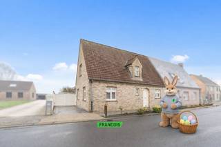 In Zedelgem bevindt zich deze solide en verzorgde woning (bouwjaar 2005) met een bewoonbare oppervlakte van 166 m² en een aangenaam perceel van...