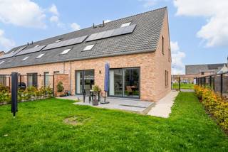 Europaplein 8: Deze volledig afgewerkte nieuwbouwwoning is gelegen in een rustige en kindvriendelijke wijk met directe toegang tot een...