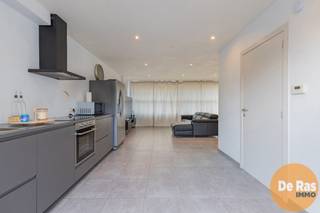 <br /><br />HERZELE - Dit volledig instapklaar, duplexappartement vindt u in een gebouw met twee entiteiten. Alle voorzieningen zoals scholen, winkels, ontspanning, openbaar vervoer en het station van Herzele bevinden zich in de directe omgeving. Daarnaast geniet deze woning van een heel goede bereikbaarheid door de nabijheid van invalswegen en de E40.<br /><br />Naar indeling toe beschikt dit appartement op de eerste verdieping over een ruim leefgedeelte met open keuken, een berging/wasplaats en een leuk zonneterras. Op de tweede verdieping vindt u twee volwaardige slaapkamers en een badkamer. Op het gelijkvloers is er een privatieve bergruimte onder de trap.<br /><br />Het appartement is momenteel verhuurd voor € 700/maand.<br /><br />Kortom, bent u op zoek naar een perfect instapklaar, duplexappartement met leuk terras of naar een ideale investering? Aarzel dan niet en maak snel uw afspraak! Meer info of bezoek 053/60.65.60<br /><br />De vermelde prijs is een richtprijs. Na ontvangst van de biedingen zal de verkoper beslissen of hij/zij de eigendom verkoopt aan het beste bod. De richtprijs is aldus niet bindend voor de verkoper. Voor meer info kunt u ons contacteren of het reglement raadplegen op onze website.