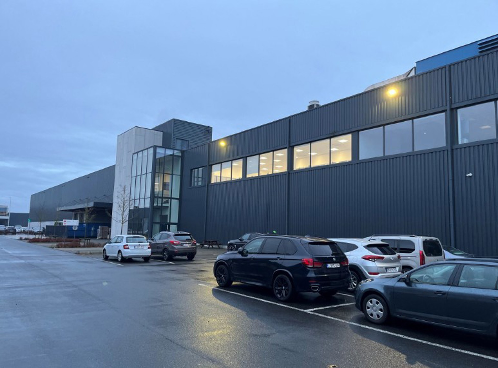 Logistieke hal 7.148m² met kantoren op de Ringlaan in Kuurne - foto 1