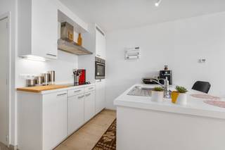 Dit appartement combineert een strategische ligging met comfortabel en energiezuinig wonen in een gebouw van 2010. Dankzij de centrale locatie bevinden winkels, scholen, openbaar vervoer en belangrijke invalswegen zich binnen handbereik. Het appartement is perfect onderhouden en momenteel verhuurd, wat zorgt voor een onmiddellijke opbrengst en het bijzonder interessant maakt als investering. <br /><br />Belangrijkste ruimtes:<br />• Inkomhal met toegang tot de verschillende ruimtes<br />• Lichtrijke woonkamer met aangename leefruimte<br />• Keuken uitgerust met keramische kookplaat, oven, koelkast, dampkap, vaatwasser en spoelbak<br />• 2 slaapkamers<br />• Badkamer met ligbad en wastafel in meubel<br />• Apart toilet<br />• Terras<br /><br />Troeven:<br />• Centrale ligging op de Bisschoppenhoflaan nabij Antwerpen, openbaar vervoer, winkels en scholen<br />• Energiezuinig appartement met EPC-label B<br />• Perfect onderhouden en momenteel verhuurd, ideaal als zorgeloze investering<br /><br />Neem vandaag nog contact op met je ERA-makelaar voor een bezoek. JOUW DROOMAPPARTEMENT. ZO GEVONDEN!