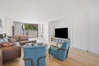 KIJKDAG ZATERDAG 08/08 VAN 10U TOT 12U! (graag vooraf inschrijven) <br />Exclusief wonen in Nieuwpoort: instapklare woning met garage, terras en tuin.<br />Bent u op zoek naar een instapklare, ruime gezinswoning op een toplocatie in Nieuwpoort Stad? Dan zal deze prachtig afgewerkte woning u ongetwijfeld weten te overtuigen. Met drie volwaardige slaapkamers, drie badkamers, een ruime garage en een zonnige tuin combineert deze woning een hoogwaardige afwerking met optimaal wooncomfort en een doordachte indeling.<br /><br />Via de inkomhal met gastentoilet komt u op het gelijkvloers, waar een bijzonder ruime slaapkamer met parketvloer en een groot schuifraam uitkijkt op de volledig omheinde tuin. Dankzij de aansluitende douchekamer is deze ruimte ideaal als master bedroom, gastenkamer, praktijkruimte of bureau. De ruime garage met wasplaatsvoorzieningen vormt een extra troef. De verzorgde tuin met terras biedt bovendien een heerlijke plek om in alle rust van het buitenleven te genieten.<br /><br />De eerste verdieping vormt het hart van de woning. De lichtrijke leefruimte van maar liefst 55 m² straalt warmte en elegantie uit dankzij de parketvloer, de ingemaakte kasten en de grote raampartijen die uitgeven op het ruime terras. Aansluitend bevindt zich de luxueus afgewerkte, volledig uitgeruste open keuken, waar functionaliteit en design perfect samenkomen.<br /><br />Op de tweede verdieping bevinden zich nog twee ruime slaapkamers, waarvan één beschikt over een eigen ensuite badkamer. Verder vindt u hier een stijlvolle badkamer met dubbele wastafel en ruime inloopdouche, een afzonderlijk toilet en een volledig ingerichte dressing.<br /><br />Dankzij de kwalitatieve afwerking, de praktische indeling en de uitstekende ligging in het centrum van Nieuwpoort, op wandelafstand van winkels, horeca, scholen en de jachthaven, is deze woning perfect geschikt als gezinswoning én als luxueus tweede verblijf aan de kust.<br /><br />Een uitzonderlijk ruime en perfect onderhouden woning waar comfort, licht en kwaliteit centraal staan. Laat u verrassen door de vele troeven van deze unieke eigendom en plan vandaag nog uw bezoek.<br /><br />De vermelde prijs is een richtprijs, elk bod wordt voorgelegd aan de eigenaar die zich het recht voorbehoudt om dit te aanvaarden of te weigeren.<br /><br />Neem voorsprong met een vrijblijvende en gratis schatting van uw eigendom via:<br />http://www.residentievastgoed.be/gratisonlineschatten