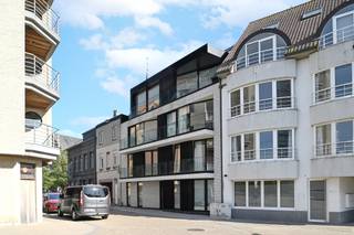 Cet appartement à haut rendement énergétique avec pompe à chaleur, chauffage par le sol et panneaux solaires est situé au centre d'une petite résidence récemment construite à Heist-aan-Zee, à distance de marche de la promenade.<br /><br />L'agencement pratique comprend une salle de séjour lumineuse avec une cuisine ouverte, entièrement finie et équipée de tous les appareils modernes. À côté se trouvent un débarras, des toilettes séparées pour les invités, une salle de bains avec douche à l'italienne et deux chambres de taille normale, chacune pouvant accueillir un lit double.<br /><br />L'appartement, situé au premier étage, dispose d'une généreuse terrasse orientée au sud.<br /><br />Possibilité d'acheter ce bien en-dessous du régime des droits d'enrégistrement sur la valeur du terrain et la TVA sur la valeur de la construction.<br /><br />Une cave privée et un local à vélos commun sont disponibles dans l'immeuble.