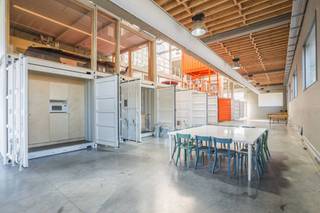 Flexibele kantoorruimtes te huur in een uniek concept te Waregem! Dit gebouw is gelegen in de nabijheid van diverse invalswegen en het openbaar vervoer.Naast het private kantoor beschikt het pand over gemeenschappelijke vergaderzalen, kitchenette, sanitair, douche en ontspanningsruimtes. Het kantoor wordt verhuurd via een all-in prijs per persoon (terbeschikkingstelling).Benieuwd naar meer?https://www.youtube.com/watch?v=doQGf_3PIXQ&t=10sBent u op zoek naar een unieke uitvalsbasis voor jouw kantoor in Waregem? Aarzel dan zeker niet om ons te contacteren op het nummer 056 21 11 11.Dit betreft een terbeschikkingstelling van kantoren met diensten.