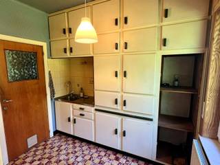 Aangename woning met inkomhall, afzonderlijk W.C., living, keuken, garage. Op de verdieping vinden we 3 slaapkamers, badkamer en in te richten...