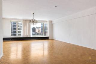 <p><em><strong>Ruim en lichtrijk appartement (ca. 147 m²) met 2 terrassen</strong></em></p>
<p>Bent u op zoek naar een comfortabele en centraal gelegen woning in Antwerpen? Dit ruime appartement van ca. 147 m² combineert licht, ruimte en tal van mogelijkheden.</p>
<p>Het appartement beschikt over een aangename leefruimte, een functionele keuken, 3 volwaardige slaapkamers, 2 badkamers en twee terrassen waar u in alle rust kan genieten.</p>
<p>Gelegen op een centrale maar rustige ligging vlak bij het Stadspark, met vlotte verbindingen naar het centrum, openbaar vervoer, winkels en scholen.</p>
<p>Extra troef: een autostaanplaats naast het gebouw beschikbaar voor €25.000.</p>
<p>Dankzij de royale oppervlakte en indeling biedt dit appartement uitstekend potentieel om naar eigen smaak te moderniseren en er uw ideale thuis van te maken.</p>