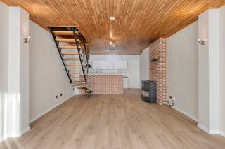 Ben je op zoek naar een gerenoveerde woning nabij het station in Wetteren? Zoek niet verder! Deze woning te Gentsesteenweg 212A heeft wat je zoekt.<br /><br />Indeling:<br />Gelijkvloers:<br />- Woonkamer met open keuken<br />- Badkamer met douche, toilet en aansluiting wasmachine<br />- Aparte berging <br /><br />Eerste verdieping:<br />- 2 slaapkamers <br /><br />Bijzonderheden:<br />- Asbestveilig<br />- Elektriciteit conform<br />- Zeer recent vernieuwd<br />- Parkeerplaatsen in de straat<br />- EPC C (geen renovatieplicht) <br />- Conformiteitsattest aanwezig<br />- Geautomatiseerde lichtkoepel in de keuken<br />- Interessante investering met potentiële huuropbrengst van 850 euro / maand<br />- Goede ligging ten opzichte van scholen, restaurants, kinderdagverblijf, het station, oprit E40, etc. <br /><br />Mis deze kans niet en vraag vandaag nog jouw bezoek aan voor het bezoekmoment op zaterdag 17/10. Een bezoek reserveren kan via de volgende link: https://www.albert.immo/listing/dwelling-for-sale-9230-wetteren-7890483 of door contact op te nemen met Jill via jill.de.deurwaerdere@albert.immo of 0495 69 61 64. <br /><br />Bij Albert kom je thuis