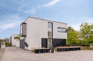 Kom en ontdek deze recente, architecturale villa met high-end afwerking te koop in Waregem.<br /><br />Deze voormalige Renson-modelwoning is high-end afgewerkt en is voorzien van moderne domotica en hoogwaardige materialen. In de tuin is het zalig genieten onder de overdekte lounge.<br /><br />INDELING<br /><br />Gelijkvloers:<br />Inkomhal met vestiaire en gastentoilet- lichtrijke leefruimte in parket met grote glaspartijen en gashaard - volledig ingerichte keuken die uitgeeft op het terras (verstelbare lamellen) - aangelegde tuin met overdekte lounge en tuinberging (verwarming - verstelbare lamellen - speakers)<br /><br />1e verdiep:<br />Kamer 1 met dressing - kamer 2 met dressing - open ruimte die mogelijkheid biedt voor 3de kamer - apart toilet - uitgeruste badkamer (ligbad - inloopdouche - dubbele lavabo)<br /><br />ALGEMENE INFO<br /><br />• Verkoop onder registratierechten<br />• Warmtepomp lucht- water met vloerverwarming <br />• Zonnepanelen <br />• Regenwaterput 5.000l<br />• Domotica<br />• Screens<br />• Verlichting inbegrepen<br /><br />TROEVEN<br /><br />*Staat: High-end modelwoning (Renson)<br />*Comfort: Geïntegreerde domotica en energiezuinig<br />*Techniek & Luxe: Hoge afwerkingsgraad met maatwerk en topmaterialen<br />*Buitenleven: Geavanceerde overdekte lounge voor vierseizoensgenot<br />*Locatie: Gunstige ligging in Waregem<br /><br /><br /><br />Bestuursmaatregelen in het maatregelenregister: ja