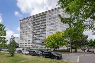 <p><span>Verzorgd gelijkvloers studioappartement met slaaphoek. </span></p><p><span> </span></p><p><span>Indeling: </span></p><p><span>Deze uitzonderlijk grote studio (ca. 60m²) heeft een ruime inkomhall met een bergkast en vestiaire. De woonkamer (op blokjesparket) met slaaphoek oogt verzorgd en meet 6,70 x 6/3,50. De keuken is voorzien van kasten, een vitro-keramische kookplaat en 1,5 spoelbak. In de badkamer een ligbad, lavabo, toilet en tevens plaats voor een wasmachine. </span></p><p><span> </span></p><p><span>Extra info: </span></p><p><span>- Ideaal voor een starter, student, investeerder,...</span></p><p><span>- Privatieve berging inbegrepen.</span></p><p><span>- Gemeenschappelijke kosten: € 129 (C.V., water, syndicus, blokpolis, onderhoud, etc.).</span></p><p><span> </span></p>