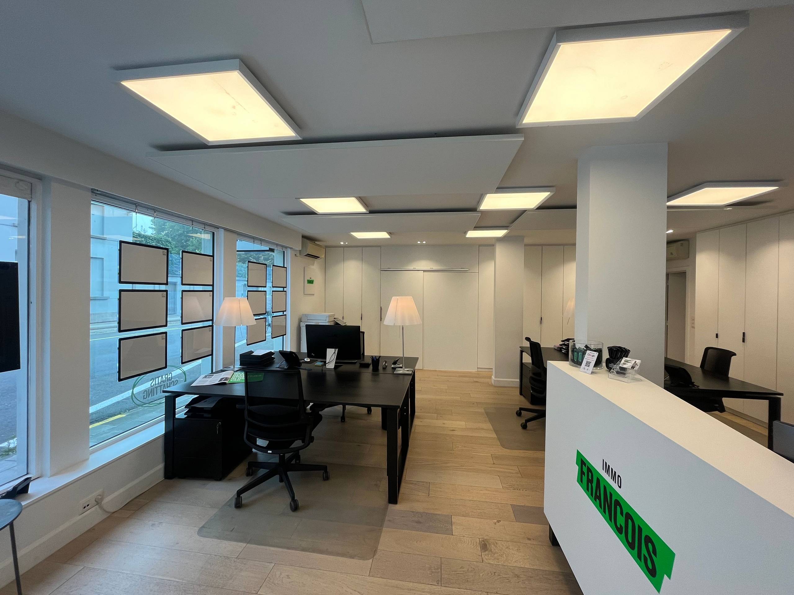 Instapklare, moderne kantoorruimte te huur in hartje Kortrijk met 4 parkeerplaatsen - foto 2