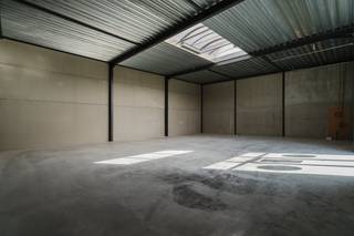 Nieuwbouw KMO-unit te koop in project Moenkouter te Moen. De unit heeft een oppervlakte van 285 m².Voorzieningen: - Parkeerplaats- Lichtstraat...