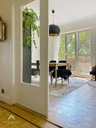 <p>Energiezuinig hoekappartement op een sublieme locatie bestaande uit een inkomhal met afzonderlijk toilet en vestiaire, ruime en lichtrijke leefruimte met eet-en zithoek + privaat terras, uitgeruste keuken, nachthal met 3 bergruimtes, ingerichte badkamer (douche, lavabo + aansluiting wasmachine), 2 ruime slaapkamers waarvan 1 met zuidgericht terras, kinderkamer en een ondergrondse autostaanplaats (bij te kopen voor 25.000€) en privatieve kelderberging.</p>
<p>Met uitzondering van keuken, toilet en badkamer, die voorzien zijn van tegels, zijn alle andere ruimtes voorzien van een eiken mozaïek parket.</p>
<p>Extra troeven:</p>
<ul>
<li>Energiezuinig</li>
<li>Conforme keuring elektriciteit</li>
<li>Dubbele beglazing PVC + rolluiken</li>
<li>Bewoonbare oppervlakte van +-120m²</li>
<li>Veel bergruimte</li>
<li>Lift aanwezig</li>
<li>Gemeenschappelijke fietsenberging</li>
<li>Op wandelafstand van scholen, winkels, openbaar vervoer en het Middelheimpark</li>
<li>Vlotte verbinding naar E19, A12 en Antwerpse Ring</li>
<li>Onmiddellijke nabijheid van fiets- en wandelknooppunten</li>
<li>Instapklaar</li>
</ul>
<p>Dit appartement is te koop ZONDER makelaar via het concept van Smart Houses! Wenst u verdere inlichtingen of bezoek? Contacteer rechtstreeks de eigenaar via +32474419738</p>