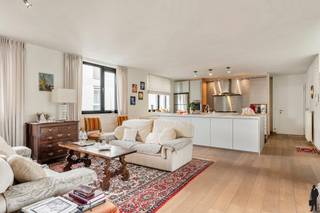 Op de vierde verdieping van een zeer goed onderhouden gebouw bevindt zich dit lichtrijke en instapklare appartement van ca. 125 m², gelegen in...