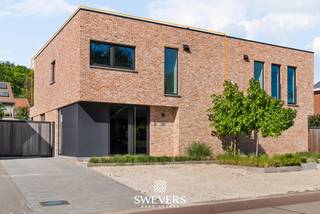 Voor meer info en foto’s, surf naar www.swevers.be – Instapklaar wonen op een vlot bereikbare locatie in Paal? Deze recente halfopen bebouwing op Schaffensesteenweg 72 B werd gebouwd in 2021 en combineert modern comfort met een praktische indeling. Met een bewoonbare oppervlakte van 166 m² op een perceel van 399 m² is dit een ideale thuis voor gezinnen, koppels of wie ruimte zoekt zonder renovatiewerk.<br />De inkomhal geeft toegang tot het gastentoilet en leidt naar de lichtrijke leefruimte van 40 m². Dankzij de grote raampartijen geniet u hier van een open en aangenaam woongevoel. De eetplaats, zithoek en open keuken van 14 m² sluiten mooi op elkaar aan. Het kookeiland maakt van de keuken een gezellige centrale plek in huis. Aansluitend zorgt een praktische berging voor extra opbergruimte.<br />Op de eerste verdieping bevinden zich drie slaapkamers, een badkamer, een apart toilet en een bijkomende berging. De grootste slaapkamer meet ongeveer 15,5 m², de twee andere kamers telkens circa 11 m². Ze zijn perfect geschikt als kinder-, logeer-, dressing- of bureauruimte. De badkamer is uitgerust met een ligbad en dubbele lavabo.<br />Buiten biedt de noordelijk georiënteerde tuin voldoende plaats voor een terras, speelhoek of groene ontspanningsplek. Extra troef: er is reeds een vergunning voor een carport aanwezig. Winkels liggen op 200 meter, scholen op 850 meter, openbaar vervoer op 600 meter en de snelweg op slechts 2 kilometer. Voor meer informatie, bel 011 255 155. Bron bewoonbare oppervlakte: EPC – verslag.