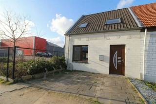 Gezellige, ideale starterswoning met 3 slaapkamers, een verharde stadstuin (klinkers) en een verhard voortuintje - De woning heeft op diverse plaatsen een aangename lichtinval en ze omvat o.a. een inkomhal, ruime woonkamer, ruime eetkeuken, badkamer met ligbad, wasplaats / berging - op de verdieping: 3 slaapkamers - 2de verdieping: bergzolder - Troeven: elektriciteit en EPC zijn conform! Recente cv-installatie. Verluchtingssysteem. Akoestische beglazing in raam voorgevel. Regenwaterput voor wasmachine en toilet. Niet gelegen in een overstromingsgebied - P-score: D - G-score: onbekend - geen onroerend erfgoed - Gunstig en centraal gelegen, aan de stadsrand, vlakbij de ring, op wandelafstand van winkelpark met Lidl, Aldi, Gamma etc, vlakbij stadskantoor, bakker, slager, frituur..., met uitstekende en snelle verbinding naar E 34.