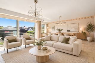 Instapklaar 2-slaapkamerappartement (89m² + 8m² terras) nabij de haven van Nieuwpoort.<br />Op een toplocatie in het gezellige stadscentrum van Nieuwpoort, op wandelafstand van de haven, bevindt zich dit verzorgd en lichtrijk appartement op de eerste verdieping van een goed onderhouden residentie (bouwjaar 2003). Dankzij de gunstige EPC-score (B), lift en praktische indeling is dit een ideale woonst zowel voor eigen gebruik als investering.<br />Bij het binnenkomen vinden we een inkomhal met gastentoilet. De aangename leefruimte met directe toegang tot het zonnige terras van ca. 8 m². De open, volledig uitgeruste keuken beschikt over kwalitatieve toestellen van siemens.<br />Verder omvat het appartement twee volwaardige slaapkamers, waarvan één met ingemaakte kasten, een badkamer en een praktische berging. Extra bergruimte vindt u in de privatieve kelderberging.<br />Daarnaast is er de mogelijkheid tot aankoop van een garagebox in het gebouw, wat een absolute meerwaarde biedt in deze omgeving.<br />De vermelde prijs is een richtprijs; elk bod, zowel hoger als lager, wordt voorgelegd aan de eigenaar, die zich het recht voorbehoudt dit te aanvaarden of te weigeren.<br /><br />(Ref. NI27359)
