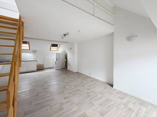 <p>IXELLES – Idéalement situé à deux pas de la Place Flagey et des étangs d’Ixelles, à proximité immédiate de l’Avenue de la Couronne, du quartier universitaire et des transports (bus, trams, gare d’Etterbeek), superbe duplex 2 chambres + bureau de ±95m² situé aux 2ème et 3ème étages. Il se compose, au premier niveau (2ème étage), d’un hall d’entrée, deux grandes chambres de ±18m² et ±16m², une salle de douche (douche, double vasque, toilette, raccordements machines). À l'étage supérieur (3ème étage), un lumineux living de ±40m² avec cuisine ouverte full équipée (four, taques, hotte, frigo/congélateur, lave-vaisselle), une salle de douche (douche, évier), une toilette séparée, ainsi qu'une mezzanine aménagée en espace bureau de ±17,5m². Provision pour charges de 100€/mois (eau froide, chauffage, communs). PEB G*. Disponible Immédiatement ! Mesures données à titre indicatif.</p>
<p></p>
<p><u>Au 2<sup>ème</sup> étage :</u></p>
<ul>
<li>Hall d’entrée</li>
<li>Chambre 1 de ±18m² (4,1 x 4,3)</li>
<li>Chambre 2 de ±16m² (3,8 x 4,3)</li>
<li>Salle de douche (douche, toilette, évier double vasque, connexion machines)</li>
</ul>
<p></p>
<p><u>Au 3ème étage :</u></p>
<ul>
<li>Living de ±40m² (8,5 x 4,6)</li>
<li>Cuisine ouverte dans le séjour full équipée (four, taques, hotte, frigo/congélateur, lave-vaisselle)</li>
<li>Salle de douche (douche, évier)</li>
<li>Toilette séparée</li>
<li>En mezzanine : espace bureau de ±17,5m²</li>
</ul>