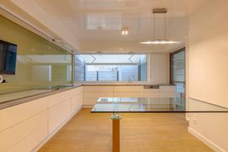 <p><strong>Uitzonderlijk gelijkvloers appartement met 4 slaapkamers, 3 badkamers en overdekt terras met tuintje. Ook een ruime en hoge garage is aanwezig. EPC Label-B - elektriciteit conform<br /><br />Ligging</strong>: Gelegen in het centrum van Westmeerbeek met alle faciliteiten (shopping park, openbaar vervoer,…) in de directe omgeving. Met een zeer goede verbinding naar omliggende gemeentes. Tevens is er een goede verbinding naar E313 (17min.) en E314 (20min.)<br /><br /><strong>Indeling</strong>: zie foto plan</p>
<p><strong>Omschrijving</strong>: Het appartement geniet van riante ruimtes en is doorheen de tijd volledig en grondig gerenoveerd. De leefruimte omvat een grote woonkamer met aansluitend een zeer ruime keuken van ca. 35 m². De keuken is volledig geïnstalleerd, zeer praktisch en staat in verbinding met het overdekte terras en bijhorend tuintje. Verder beschikt het appartement over vier volwaardige slaapkamers waarvan er drie een eigen badkamer hebben. De grootste badkamer betreft een echte wellness badkamer met luxe regendouche, bad, een tweede toilet en dubbele lavabo. <br />Buiten beschikt het appartement over een werkhuis of garage van 35 m² en is de inrit afsluitbaar met een automatische poort.<br />Ideaal voor starters, kleine gezinnen, uitbollers,...</p>
<p><strong>Extra:<br /></strong>- EPC: 166 kWh/m²/jaar<br />- ruime garage of werkhuis<br />- elektriciteit conform<br />- verkoop onder registratierechten<br /><br /><strong>Bijzondere informatieplicht:</strong> in aanvraag.</p>