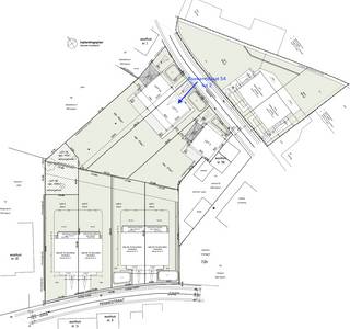<p><b> 9 NIEUWBOUWWONINGEN TE KERKSKEN – UW NIEUWE THUIS IN EEN RUSTIGE, GROENE OMGEVING! </b><b></b></p>
<p>Ontdek deze 9 prachtige nieuwbouwwoningen, ideaal gelegen in het charmante Kerksken, een oase van rust met tal van wandelwegen in de buurt. Perfect voor wie houdt van een landelijke omgeving, zonder in te boeten op comfort en bereikbaarheid.<br /><span>De natuur rondom de woningen en in de buurt draagt bij tot een gezonde en rustige leefomgeving.</span><br />Alle winkels, scholen en zorgverlening is zeer vlot bereikbaar op ongeveer 1 km.<br />Dit project combineert moderne architectuur met de charme van een rustige woonomgeving. Een droomlocatie voor gezinnen, jonge koppels en iedereen die het beste zoekt van twee werelden: rust en gemak.<br />De woningen beschikken over hoogwaardige materialen en alle moderne technieken zoals een warmtepomp, vloerverwarming en hernieuwbare energie waardoor je een lage energiefactuur zal bekomen.<br />Alle woningen beschikken over 3 slaapkamers, luxueuze badkamer, een grote lichtrijke leefruimte met semi-open keuken, een handige berging grenzend aan de keuken. Deze geeft toegang naar het achtergelegen terras.<br />De zolder biedt een extra ideale bergruimte.<br />Er is keuzevrijheid in ons aanbod: met garage of met carport, met warmtepomp of gascondensatieketel.<br /><br />Deze woningen verdienen je aandacht. <br />Neem vandaag nog contact op voor meer informatie of een bezoek op het kantoor van Aeygems Vastgoed!<br /><b></b></p>