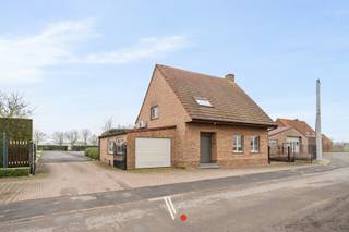 Rustig en landelijk gelegen alleenstaande woning op een perceel van bijna 4.000 m² in agrarisch gebied. Deze eigendom combineert ruimte, privacy en veelzijdige opslagmogelijkheden in een groene, serene omgeving.<br /><br />De woning is asbestveilig en uitgerust met maar liefst 48 zonnepanelen, wat bijdraagt aan een energiezuinig en toekomstgericht wooncomfort.<br /><br /><strong>Indeling woning</strong><br /><strong>Gelijkvloers:</strong> inkomhal met gastentoilet, lichtrijke woonkamer, keuken met aansluitende veranda, wasplaats en garage.<br /><strong>Eerste verdieping:</strong> 3 volwaardige slaapkamers en een hobbyruimte (of extra slaapkamer).<br /><br />Naast de woning omvat het geheel meerdere functionele bijgebouwen: een bergplaats, een klein magazijn en een bijkomend gebouw ingericht als opbergruimte met kantoorruimte. Alle opbergplaatsen zijn uitsluitend bestemd voor stockage; er mag geen activiteit plaatsvinden.<br /><br />Een unieke opportuniteit voor wie rustig wil wonen met uitzonderlijk veel ruimte en praktische opslagmogelijkheden.<br /><br /><strong>Beschikbaarheid:</strong> in overleg, najaar 2026.