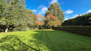 Characterful villa on a spacious lot