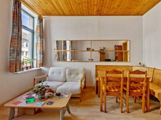 <p><span>Nabij het historisch centrum van Leuven, vlakbij Abdij van Park, het station van Heverlee, Gasthuisberg, IMEC en het Heilig Hartinstituut Heverlee, zijn wij verheugd, dit instapklaar duplexappartement op een ware toplocatie te koop aan te bieden. Dit gezellig appartement heeft een nuttige bewoonbare oppervlakte van 74 m² en omvat op het eerste verdiep een lichtrijke en cozy leefruimte met ensuite de ingerichte keuken. Verder beschikt het appartement op het gelijkvloers nog over een badkamer en een eerste slaapkamer, die op haar beurt toegang verleent tot het zonovergoten terras, waar het heerlijk vertoeven is. Het tweede verdiep telt een leefruimte met een open ingerichte keuken, een badkamer en een tweede slaapkamer. Kortom, de goede verkeerstechnische ligging, het perfect georiënteerd terras, de ruime aanwezigheid van natuurlijk licht, de nabijheid van vele onmisbare voorzieningen, … zijn niet te ontkennen pluspunten! Laat dit appartement met al haar talrijke troeven niet aan u voorbijgaan. Aarzel niet om een bezoek in te plannen. Voor snelle beslissers!</span></p><p><span> </span></p>