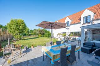 Un joyau caché : villa spacieuse avec magnifique jardin, calme et intimité, à deux pas de la plage et à proximité des commerces.<br />Au rez-de-chaussée, vous trouverez un hall d’entrée, des toilettes invités, un bureau (ou chambre supplémentaire), une cuisine, un salon très spacieux avec salle à manger, une chambre avec salle de bain et un garage double. Cave disponible.<br />À l’étage, trois chambres, une grande salle de bain, une pièce polyvalente pouvant servir de chambre supplémentaire ou de salle de loisirs, ainsi qu’un espace de rangement avec possibilité de créer une chambre supplémentaire.<br />Le jardin est un rêve : ensoleillé, tranquille et entièrement privé. À côté du garage double, il y a suffisamment de place pour plusieurs voitures sur l’allée fermée.<br />Venez découvrir ce diamant caché, à un souffle de la plage ! Réf. V544