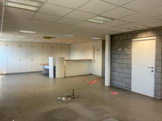 <strong>Te huur: kantoor-/handelsruimte op een goed bereikbare locatie in Deerlijk.</strong><br /> 
<p>Een instapklare kantoorruimte van 170 m², gelegen op de eerste verdieping en voorzien van een aparte inkom. De ruimte beschikt over tal van ingemaakte kasten en omvat daarnaast een aparte bureau- of vergaderruimte, een afzonderlijk toilet en een praktische kitchenette.<br />Aansluitend is er een ruime extra berging die ideaal kan worden ingericht als stockage- of archiefruimte.<br />De handelsruimte geniet van een gunstige commerciële ligging en is vlot bereikbaar via verschillende belangrijke invalswegen en de E17.<br /><br /><em>Vrij vanaf 01/11/2026.</em></p>
<u><strong>Troeven:</strong></u>

<ul><li>Instapklaar</li><li>Ingemaakte kasten</li><li>Goed bereikbaar - vlakbij E17</li><li>Aparte inkomhal</li><li>Parkeergelegenheid</li></ul>
<br /><strong>Interesse in deze ruimte? Neem snel contact op met Indra voor meer info of een bezoek - 056/61.10.10.</strong>