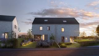 VALIMMAS verkoopt deze mooi gelegen nieuwbouw driegevelwoning met carport en grote tuin...
Het gelijkvloers bestaat uit een inkomhal, een toilet, een ruime living met salon en open ingerichte keuken, een berging/waspplaats, en een carport.
De verdieping herbergt een nachthal, drie mooie slaapkamers en een badkamer.
De dakverdieping wordt ingericht met een nachthal, een vierde slaapkamer, een tweede badkamer, een technische ruimte en een berging.
BEN-woning (= Bijna-Energie Neutraal) = zeer energiezuinige woning! Warmtepomp (lucht/water) met geïntegreerde boiler en vloerverwarming (hoofdthermostaat + onafhankelijke thermostaat per (bad)kamer). Fotovoltaïsche zonnepanelen. Ventilatiesysteem type D met warmterecuperatie. Regenwaterput 10.000l met infiltratievoorziening.
Vrij rustig en residentieel gelegen aan de rand van Asse, met mooi uitzicht achteraan. Makkelijke verbindingen naar Brussel, Ring 0, E40, A12 en diverse industrie/KMO-zones. Bushalte De Lijn vlakbij (lijn 213 en R14) – station Asse op 1,3 km.