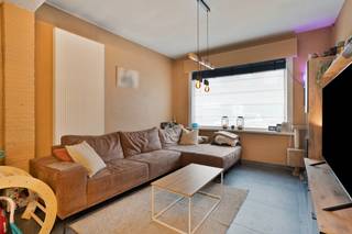 Langs de Vossensteert in Assebroek bevindt zich een bijzonder ruim gezinshuis dat modern wooncomfort combineert met een uitzonderlijk hoge graad van toegankelijkheid. Dit huis met vier slaapkamers is volledig aangepast om volledige bewegingsvrijheid te bieden aan iedereen. De aanwezigheid van een lift die de verschillende verdiepingen verbindt en een volwaardig ingerichte badkamer op het gelijkvloers maken dit huis volledig rolstoeltoegankelijk. In de verzorgde tuin staat een kwalitatief bijgebouw dat kan dienen als opslagruimte, hobbyruimte of ontspanningsruimte. Dankzij een gevestigde erfdienstbaarheid is de bereikbaarheid van het perceel optimaal geregeld. Hierdoor is er de mogelijkheid om de wagen op het eigen terrein te parkeren onder de aanwezige carport. De aangename ligging langs de Vossensteert biedt een uitstekende verbinding naar zowel het centrum van Brugge als belangrijke invalswegen. Op korte afstand bevinden zich diverse winkels, scholen en groen (Parken en Gemene Weidebeek). Indeling: Gelijkvloers- Inkomhal- Leefruimte met toegang tot lift - Open keuken uitgerust met kookplaat, dampkap, oven, microgolf en vaatwas- Gastentoilet- Badkamer voorzien van lavabo, ligbad en inloopdouche- Bergruimte- Kelder1ste verdieping: - Slaapkamer 1 (17 m²) - Slaapkamer 2 (12 m²) 2de verdieping: - Slaapkamer 3: (14,5 m²) - Slaapkamer 4 (10 m²)