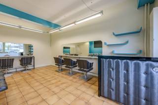 <p>Een veelzijdig handelspand (39 m²) gelegen op een uitstekende locatie op het Sint-Goriksplein te Edegem. Voorheen in gebruik als kapsalon, maar de interieurinrichting kan naar wens worden verwijderd of aangepast, doch inbegrepen in de prijs. Dit pand biedt tal van mogelijkheden voor verschillende commerciële doeleinden. Bij dit handelspand is ook een appartement inbegrepen dat op heden verhuurd is en bijgevolg een uitstekend opbrengsteigendom.<br /><br />Dit handelspand biedt een uitstekende gelegenheid voor ondernemers die op zoek zijn naar een commerciële ruimte met veel potentieel. Aarzel niet om contact met ons op te nemen voor meer informatie of een bezichtiging!<br /><br /><strong>KENMERKEN</strong><br />Ruim handelspand met gunstige zichtbaarheid en ligging.<br />Voorzijde met een grote raampartij en inkomdeur, alsook een afzonderlijke zijdelingse inkomdeur.<br />Achteraan het pand bevindt zich een ruimte voor een kitchenette en een afzonderlijk toilet.<br />Kelder aanwezig voor extra opslagruimte.<br />Momenteel ingericht als kapsalon, met alle benodigde voorzieningen.<br />Ideaal voor diverse soorten activiteiten, van retail tot dienstverlening.<br />Uitstekende bereikbaarheid, zowel te voet als met de auto.<br />Gelegen in een drukbezocht gebied, wat zorgt voor een constante stroom van potentiële klanten.<br />Voldoende parkeermogelijkheden in de nabije omgeving.</p>
<ul></ul>
<ul></ul>