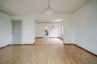 <p><strong>Spacieuse villa côtière authentique avec garage et possibilités d'extension au 144 Zeelaan</strong></p><p>Cette propriété bien aménagée offre beaucoup de potentiel et est idéale pour ceux qui recherchent une maison familiale spacieuse au bord de la mer à moderniser à leur goût.</p><p>Au rez-de-chaussée, vous trouverez un espace de vie lumineux avec une cuisine attenante et des toilettes séparées. Au premier étage, il y a trois chambres confortables (deux avec lavabo), une salle de bains avec baignoire/douche et lavabo, et des toilettes séparées. Un placard encastré offre un espace de rangement supplémentaire.</p><p>Le grand grenier offre des possibilités supplémentaires de rangement ou d'extension. A l'extérieur, vous bénéficiez d'une allée et d'un garage spacieux, offrant un grand espace de stationnement. Le toit a déjà été isolé et la maison est équipée d'un chauffage au gaz.</p><p>Une cave sèche est également disponible à l'adresse .</p><p><strong>Caractéristiques de ce bien :</strong></p><ul><li><p>Espace de vie lumineux avec cuisine séparée</p></li><li><p>3 chambres + salle de bains et toilettes séparées</p></li><li><p>Garage spacieux et allée</p></li><li><p>Grand grenier avec possibilités</p></li><li><p>Chauffage au gaz & toiture isolée (EPC-D = pas d'obligation de rénovation) </p></li><li><p>Structure solide et aménagement agréable</p></li><li><p>Distance à pied de la mer et de la plage</p><p> </p></li></ul><p>Une propriété avec un grand potentiel et une excellente base pour une modernisation ultérieure !</p><p>Plus d'infos ou une visite ? <br />Karel@home4you.be<br />0470342025</p><p> </p>