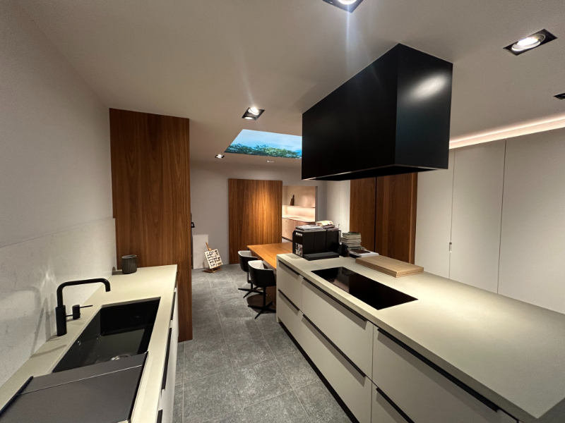 Ruime handelsruimte/toonzaal (338 m²) met 6 privéparkings – toplocatie! - foto 5