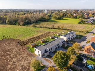 <span>Lot 5 is een halfopen woning met carport in een moderne, hedendaagse stijl, gelegen op een perceel van 331 m². Op het gelijkvloers vind je de inkomhal met apart gastentoilet, leefruimte met open keuken en daar aansluitend een berging.</span><br /><span>Op de eerste verdieping vind je 3 slpk. en 2 badkamers. De afwerking van de badkamer en keuken ligt nog volledig in jouw handen. Buiten vind je de Z georiënteerde tuin met fietsberging.</span><br /><span>De woning is voorzien van vloerverwarming en zonnepanelen! Je hebt een vrije keuze bij verschillende leveranciers voor de binnen afwerking zoals vloertegels, inrichting badkamer & keuken, ...</span><br /><span>Meer info?</span><br />Contacteer Inge Vancluysen op 011 98 83 39 of via mail inge.vancluysen@matexi.be.