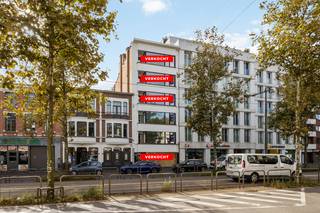 Energetische appartementen met drie slaapkamers!

Indeling
Je komt binnen in de algemene inkomhal, waarna je met de lift tot een willekeurig appartement kan gaan. Binnenkomst in het appartement onthult meteen de overvloedige lichtinval. Aan de voorzijde bevindt zich de lichtrijke en ruime leefruimte met een open keuken. De keuken is zowel stijlvol als praktisch, met veel opbergruimte en hoogwaardige inbouwapparatuur zoals een koelkast, diepvries en vaatwasser. Vooraan bevindt zich de eerste slaapkamer met terras of indien gewenst een home-office. Achterin bevinden zich de twee overige slaapkamers, ruim en rustig gelegen, met directe toegang tot het terras. De hal biedt extra opbergruimte voor een wasmachine en droogkast. De moderne badkamer is voorzien van een inloopdouche, een dubbele wastafel naar keuze en handdoekdroger. Voor extra gemak is het toilet apart geplaatst.

Belangrijkste specificaties
+ Lichtinval: Grote ramen en een doordachte indeling zorgen voor een optimale lichtinval in alle ruimtes.

+ Energiezuinigheid: Voorzien van warmtepompen, driedubbel glas en 5 zonnepanelen, waardoor het energieverbruik minimaal blijft.

+ Ruimte: Zowel de leefruimtes als de slaapkamers bieden royaal comfort, met voldoende opbergruimte en een slimme indeling.

+ Zeer beperkte gemeenschappelijke kosten.

PRIJS IS EXCLUSIEF KEUKEN!

EXTRA
Is het uw eerste en enige aankoop? Dan dient u slechts 2% verkooprechten te betalen. Lees hier meer over.

Is het niet uw eerste aankoop? Verkoop uw eerste eigendom binnen de 2 jaar en geniet ook van deze gunstmaatregel. Lees hier meer over.

Voor meer informatie of een gratis waardebepaling van uw vastgoed kan u een aanvraag invullen op onze website of even bellen op het nr. 03/345.88.99.