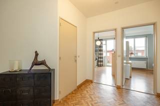 Instapklaar 3 slaapkamer appartement met 2 terrassen, gelegen in een rustige woonwijk op de grens Mortsel - Edegem. Centraal gelegen,...