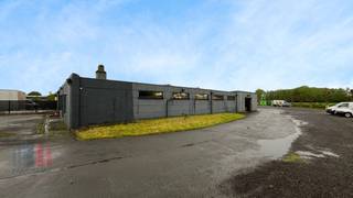 Vlot bereikbaar magazijn op amper 650 m van de E17 met een oppervlakte van 575 m² te huur in Beervelde.De magazijnruimte beschikt over een sectionale...