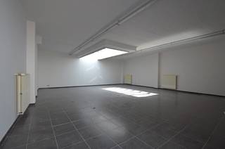 <p>Ben u op zoek naar een centraal gelegen locatie met parkeergelegenheid om uw commerciële activiteit uit te baten, dan is dit uw kans !!<br /><br />Het pand te <strong>Oude Vesten 6</strong> bevindt zich in tweede bouwlijn (<u>niet zichtbaar van op straat)</u> en beslaat een bruikbare oppervlakte gelijk aan 128m<sup>2</sup>. De gelijkvloerse ruimte kan benut worden voor een tal aan beroepsdoeleinden (cfr: https://www.ronse.be/nl/afgebakend-commercieel-centrum).<br /><br />Huidige indeling: inkom, handelsruimte/praktijkruimte/kantoren, hal, bureel, kitchenette, apart toilet, technische berging en een inpandige garage. Tevens is het mogelijk tot het bijhuren van extra parkeerplaatsen aan 50 EUR/mnd. (open parkeerterrein, weg van de straat).<br />Troeven: centrale ligging, volwaardige bruikbare oppervlakte, parkeergarantie en diverse professionele uitbating mogelijk.<br /><strong>Vrij vanaf 1/02/2027</strong>.<br /><br />EPC in aanvraag (toekenning kadastrale identificatie).<br />Voor meer informatie en/of bezichtiging, contacteer IMMOBOSS: 055 600 100 of ronse@immoboss.be<br /><br />*𝘌𝘳 𝘸𝘦𝘳𝘥𝘦𝘯 𝘥𝘳𝘪𝘦 𝘈𝘐-𝘨𝘦𝘨𝘦𝘯𝘦𝘳𝘦𝘦𝘳𝘥𝘦 𝘧𝘰𝘵𝘰'𝘴 𝘵𝘰𝘦𝘨𝘦𝘷𝘰𝘦𝘨𝘥 𝘰𝘮 𝘦𝘦𝘯 𝘮𝘰𝘨𝘦𝘭𝘪𝘫𝘬𝘦 𝘣𝘦𝘮𝘦𝘶𝘣𝘦𝘭𝘥𝘦 𝘪𝘯𝘳𝘪𝘤𝘩𝘵𝘪𝘯𝘨 𝘷𝘢𝘯 𝘩𝘦𝘵 𝘱𝘢𝘯𝘥 𝘵𝘦 𝘪𝘭𝘭𝘶𝘴𝘵𝘳𝘦𝘳𝘦𝘯.</p>