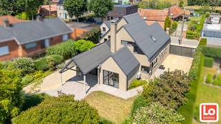 Deze leuke woning bevat op het gelijkvloers een inkomhal met een gastentoilet, een gezellige leefruimte met ruim (overdekt) zonneterras, een geïnstalleerde keuken met aansluitend een berging en 1 slaapkamer. Op de eerste verdieping zijn er 3 slaapkamers, een badkamer met ligbad, douche, was meubel en een toilet. Er is ook nog een ruime bergzolder in de woning en boven de afzonderlijke garage. Dus ook aan bergruimte geen gebrek! De woning beschikt over alle comfort en wordt verwarmd met lucht/lucht warmtepomp (koel/warm unit). Het buitenschrijnwerk bestaat uit hout met dubbel glas. De woning is voorzien van 37 zonnepanelen en 3.000l. regenwater. De totale oppervlakte van het perceel is 788m². <br />Wil u deze instapklare woning met gezellige tuin bezoeken? Stuur een mail naar gunther@loimmo.be en wij nemen contact met u op!