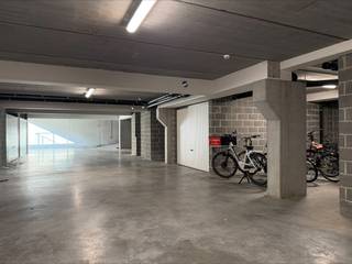 <strong>Vlot bereikbare</strong> <strong>ondergrondse staanplaats</strong> in <strong>Residentie Blanckaert te Harelbeke</strong>. De staanplaats bevindt zich in een ondergrondse parkeergarage en is bereikbaar via een <strong>elektrische toegangspoort. </strong><br />Op zoek naar een <strong>veilige parkeeroplossing op een gunstige locatie</strong>?<br />Vraagprijs: € 17.500 te vermeerderen met 21% btw -> <u><strong>€ 21.175</strong></u><br /><br />Interesse? Contacteer<br />Yorben op +32 468 188 061 of <u><strong>yorben@dekeyser.immo</strong></u><br />Matthis op +32 477 804 350 of <u><strong>matthis@dekeyser.immo</strong></u>
