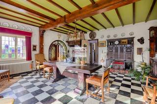 Op een gunstig perceel van 9a25ca staat deze charmante, te renoveren villa met een veelzijdig bijgebouw achteraan op het terrein. Hoofdgebouw...