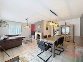 <strong>Op zoek naar de ideale huurwoning voor uw gezin? Zoek niet langer!</strong><br />Ontdek dit schitterende pand in de schaduw van de kerktoren in het pittoreske en landelijke Bavegem, deelgemeente van het bruisende Sint-Lievens-Houtem.<br />Deze instapklare woning biedt niet alleen comfort en ruimte in een rustige woonomgeving, maar ook tal van mogelijkheden voor een heerlijk gezinsleven.<br />Dit pand beschikt naast 195m² bewoonbare oppervlakte tevens over een 2 garages, een grote zolder met vaste trap, een praktische droge kelder, een lichtrijke veranda en een afgesloten tuin.<br />Vlotte aansluiting op de E40 richting Gent/Brussel, goede verbinding richting centrumsteden Aalst, Wetteren en Zottegem.<br /><br /><strong>Beschikbaar</strong>: vanaf 1 juli 2026 met 3/6/9 - huurcontract<br /><strong>EPC:</strong> EPC C-label <br /><strong>Prijs</strong>: 1200 euro / maand<br /><strong>Bij voorkeur geen (grote) huisdieren</strong><br /><br /><strong>De indeling is als volgt:</strong><br />Via de inkomhal, met traphal en apart toilet, bereiken we de de lichtrijke woonruimte en de keuken, voorzien van alle apparatuur. Voorts vindt u er ook een ruime berging/wasplaats terug en en een veranda. Aansluitend bereiken we de garage, van waaruit we ook toegang hebben tot de kelder. Via de achterdeur komen we uit op de oprit, met toegang tot beide garages en aansluitend de afgesloten tuin alwaar het genieten is van zon en rust in alle privacy.<br />Op de eerste verdieping bereikt u via de nachthal naast de 3 volwaardige slaapkamers ook de badkamer met lavabo, ligbad, aparte douche en toilet. Bovendien is er nog een 4de kamer, waar zich de vaste trap bevindt richting zolder. Deze grote zolderruimte (50m²) fungeert als bergruimte, maar biedt mogelijkheden tot uitbreiding.<br /><br /><strong>Deze charmante woning combineert comfort, gezelligheid en ruimte met een afgesloten tuintje, wat het een ideale plek maakt om in alle harmonie te leven</strong>.<br /><br /><strong>Hebt u interesse om deze woonst te huren en wenst u graag een bezichtiging?</strong><br /><br /><strong>Aarzel dan niet om ons te contacteren!</strong><br />Bel <strong>Gunther op 0476/60 67 96</strong> of mail naar immo@vastgoed-ff.be (graag vergezeld van uw telefoonnummer en loonbewijzen) <br /><br />